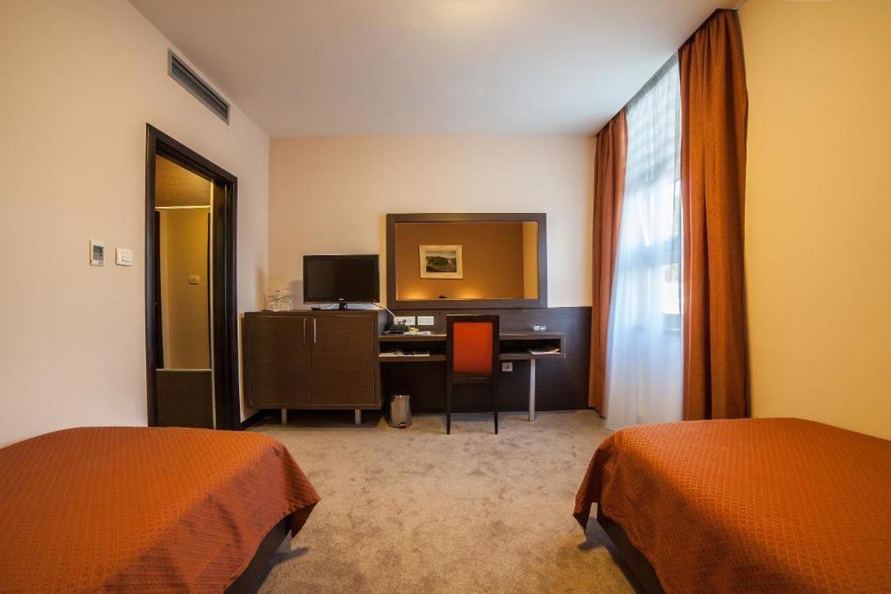 Hotel Terminus Podgorica Luaran gambar