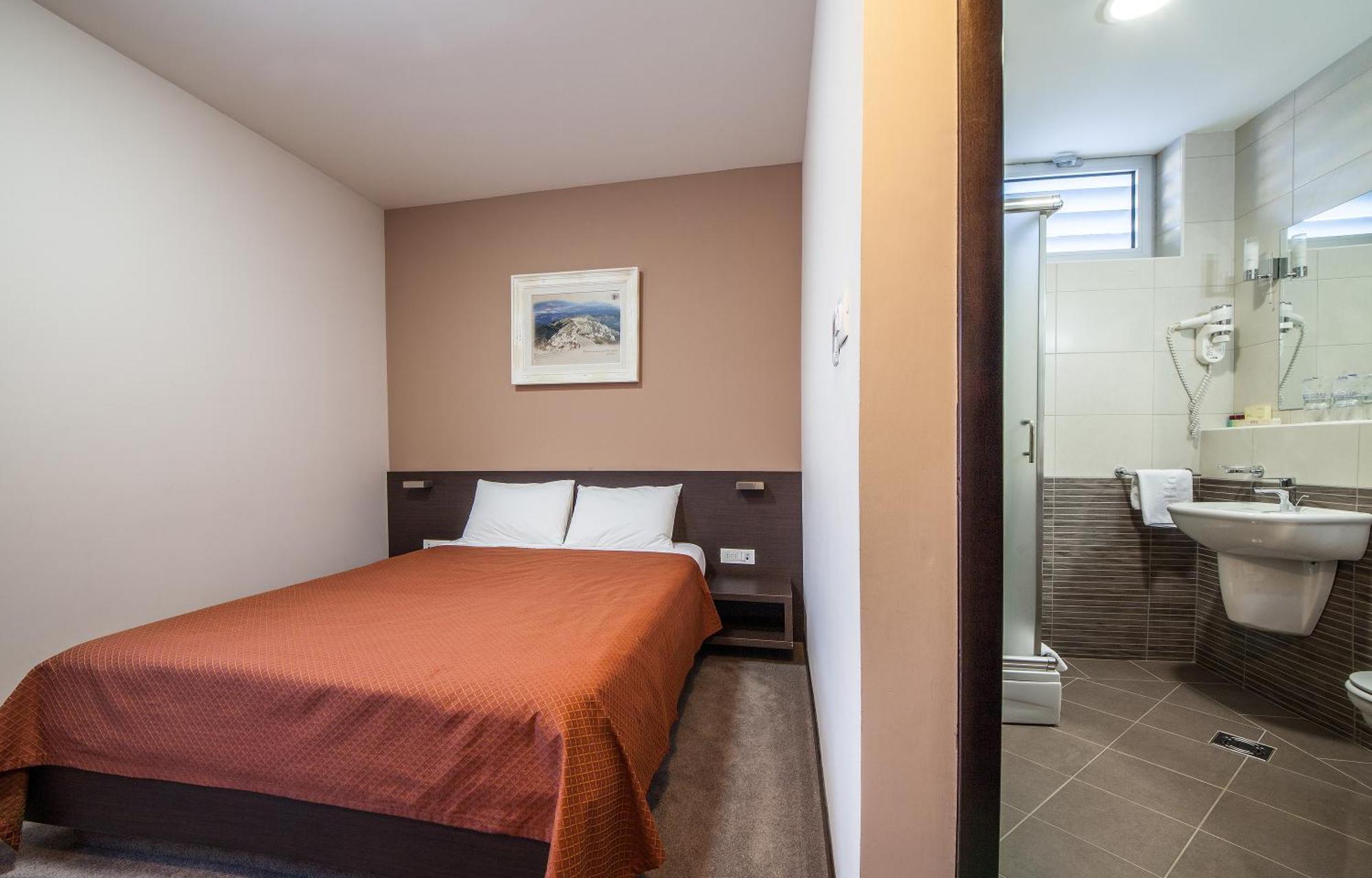 Hotel Terminus Podgorica Luaran gambar