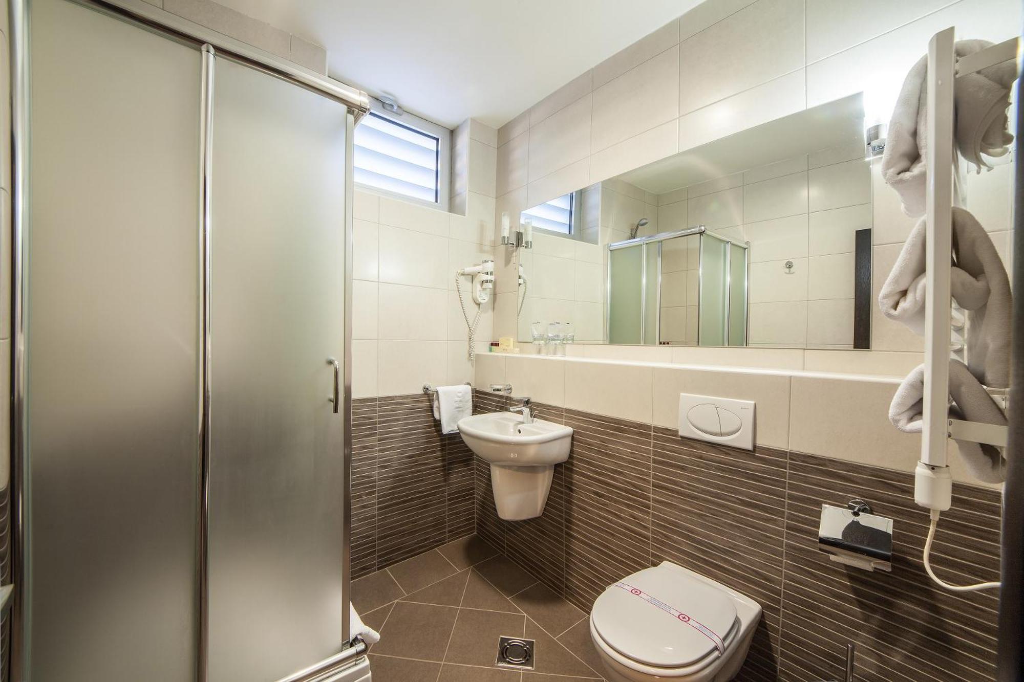 Hotel Terminus Podgorica Luaran gambar