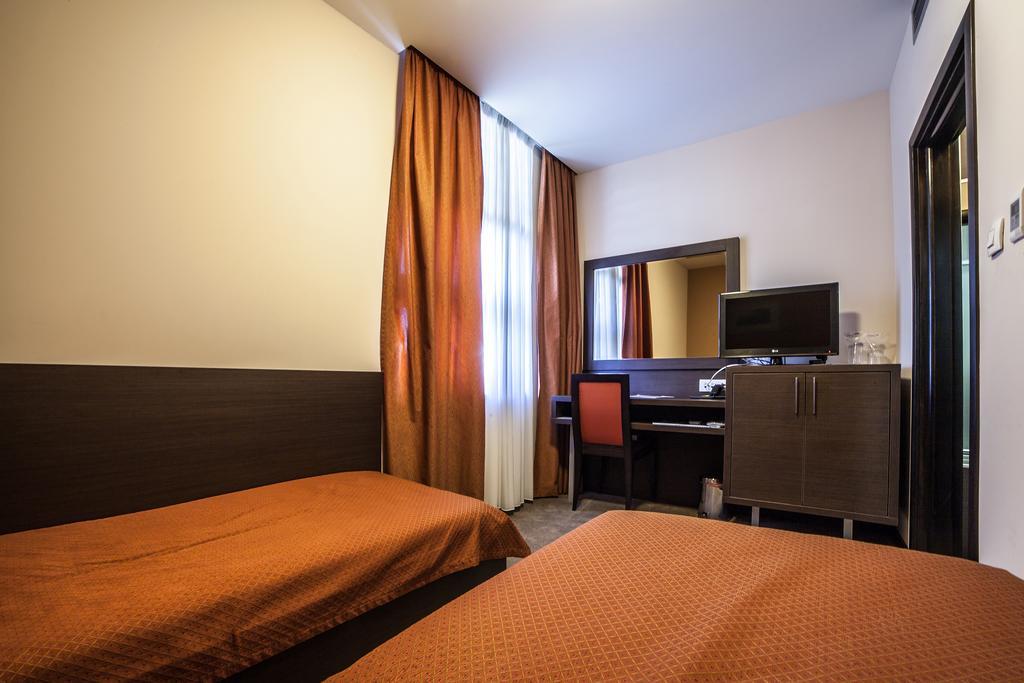 Hotel Terminus Podgorica Bilik gambar